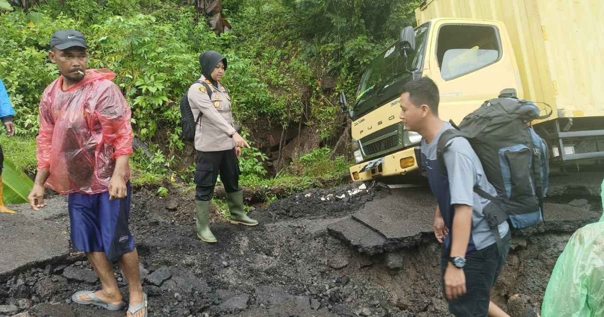 Usai Bencana Sungai Cidadap, AKP Bayu Sunarti Kembali Tangani Jalan Rusak di Simpenan