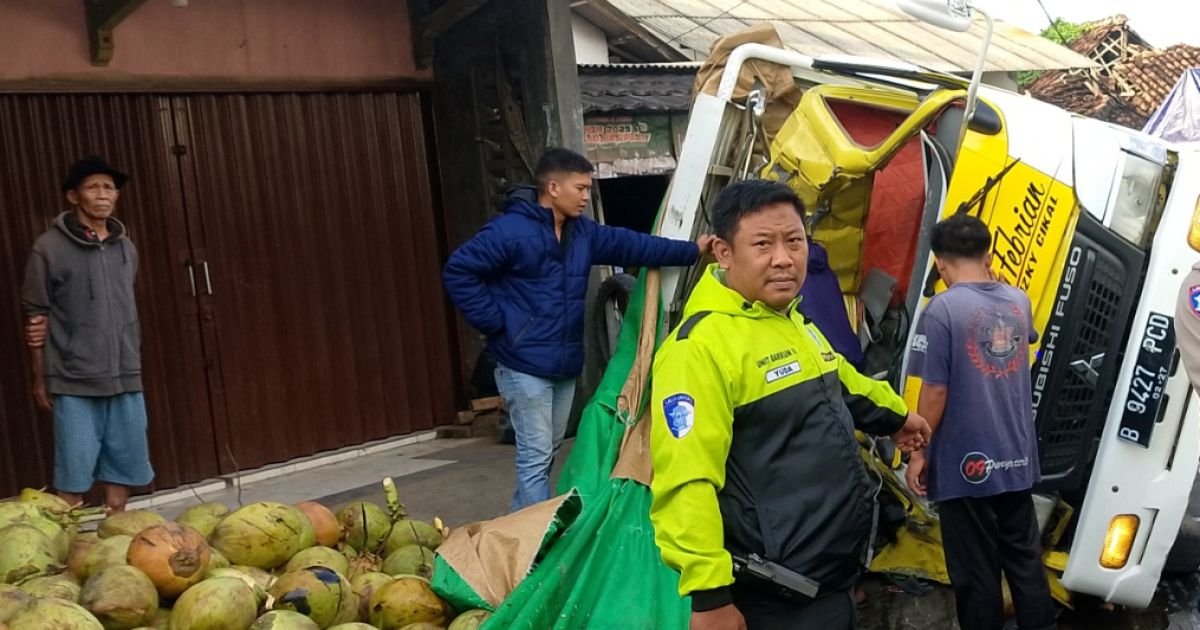 Benturan Dua Truk di Jalur Citarik Palabuhanratu, Muatan Kelapa Tumpah ke Jalan