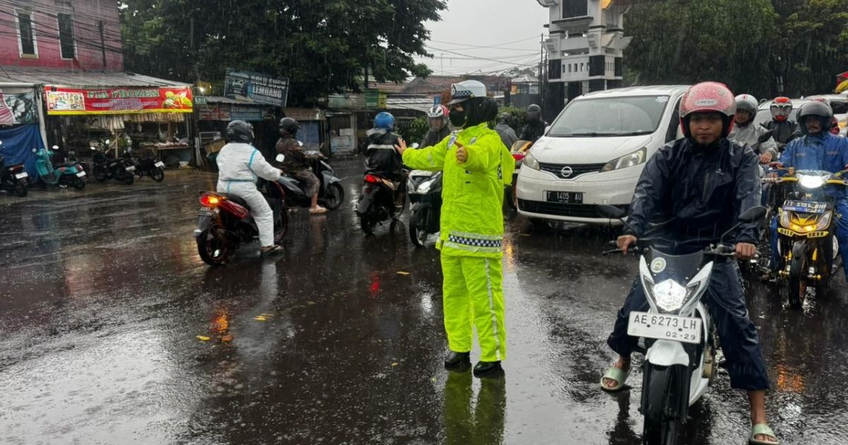 Hujan Tak Surutkan Semangat, Satlantas Polres Purwakarta Tetap Hadir Jaga Kelancaran Lalu Lintas