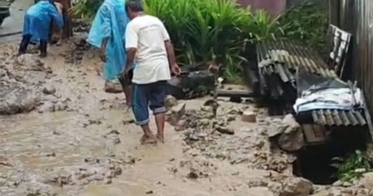 Diduga Lemah Konstruksi, TPT Perumahan Jebol Hantam Rumah Warga