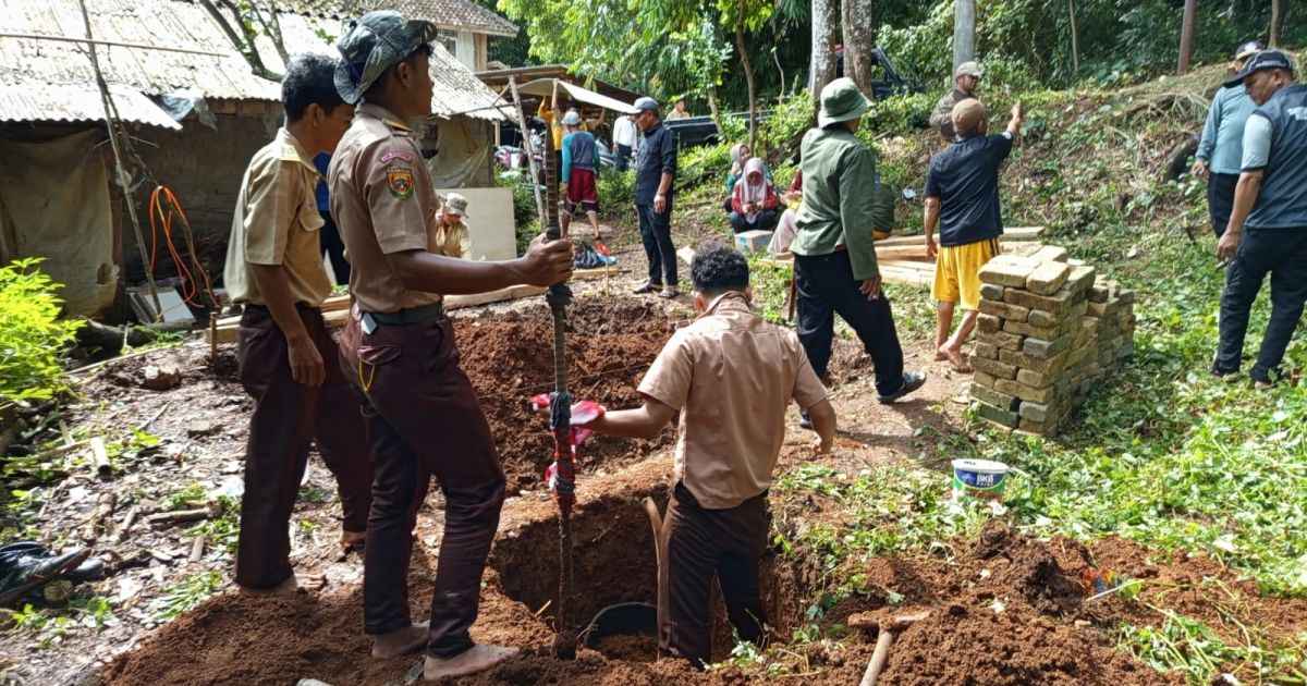 Camat Cibitung Pimpin Kegiatan Gotong Royong Perbaikan Rumah Lansia bersama Pemdes, Kesehatan dan Masyarakat