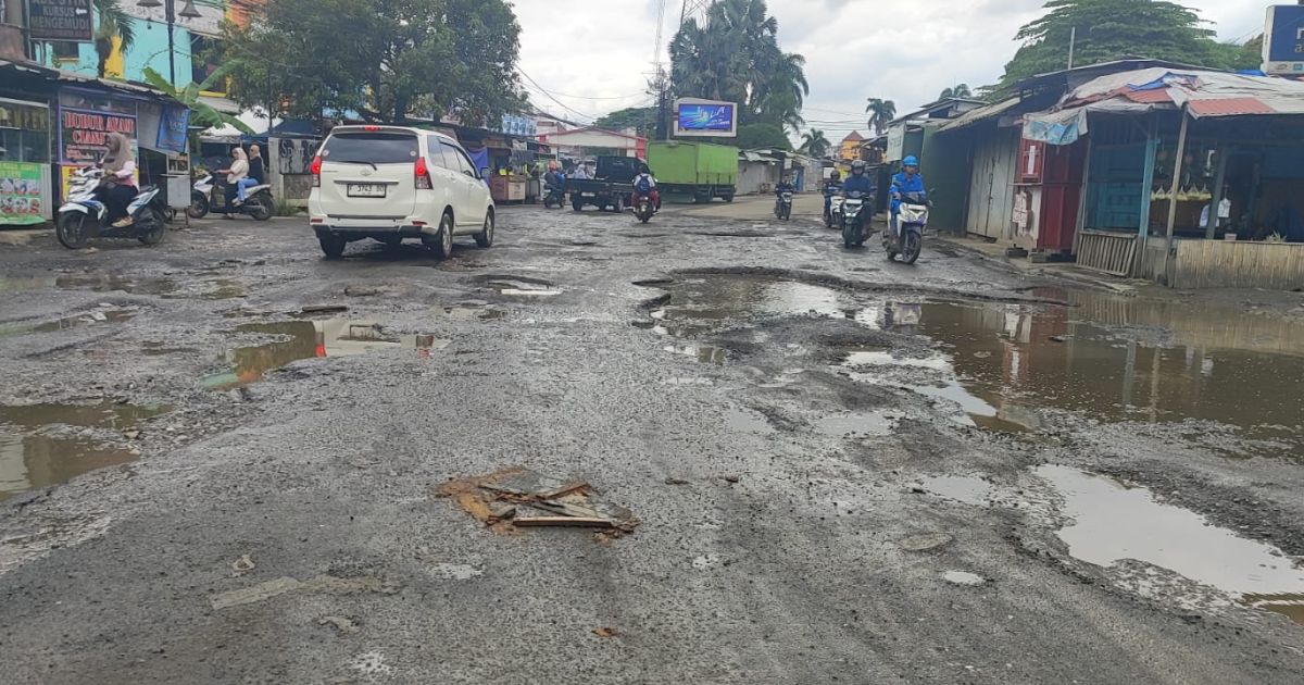 Jalan Griya Bukit Jaya Rusak, Drainase Tertutup Bangunan Liar