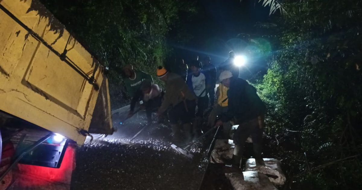 Demi Akses Warga, TNI dan Masyarakat Lanjutkan Pengecoran Jalan Hingga Malam Hari
