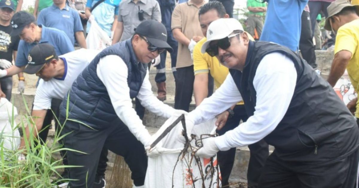 Sambut Bulan Suci Ramdan 1447, Pemkab Sukabumi Bersih-Bersih Pantai Tumbuhkan Kebersamaan dan Wujudkan Sukabumi Mubarokah