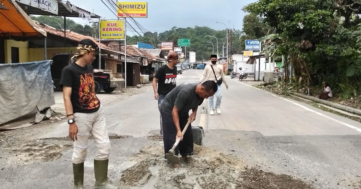 Jalan Raya Nasional Jasinga–Leuwiliang Berlubang, Pemuda Bogor Barat Gelar Kritik Lewat Aksi Nyata!