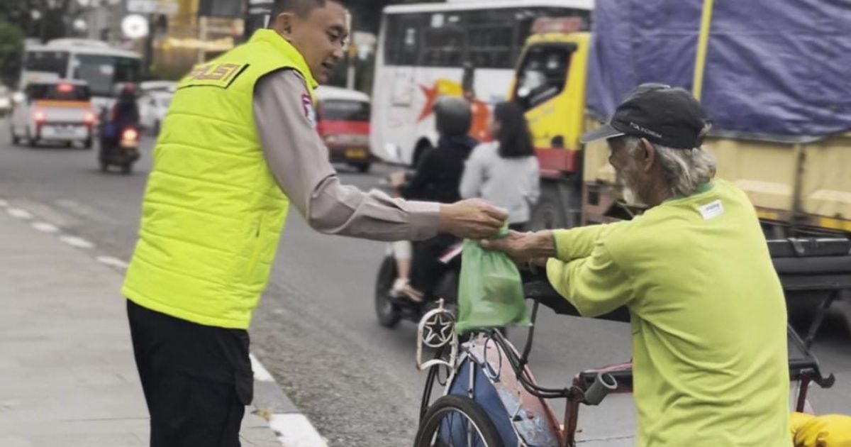 Unit Turjawali Satlantas Polres Purwakarta Bagikan Takjil di Bulan Suci Ramadan Berbagi Kebahagiaan Bersama Umat