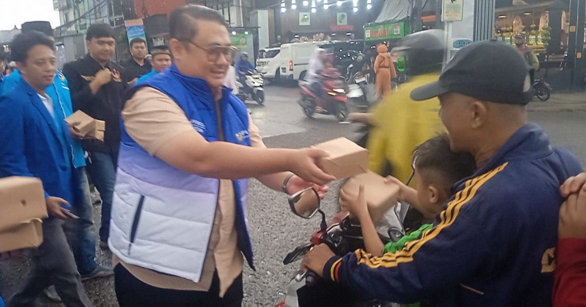 Ketua DPD KNPI Kabupaten Bogor, Wahyudi Chaniago, bersama jajarannya membagikan ratusan takjil secara gratis.