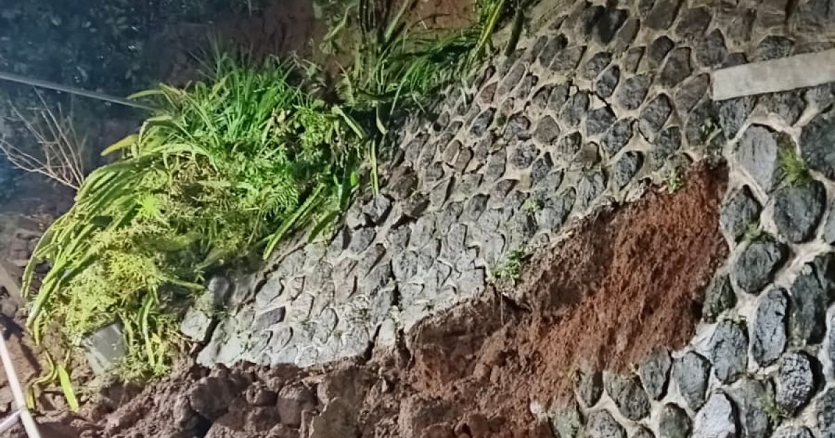 TPT Roboh di Kampung Cirumampa Garut.