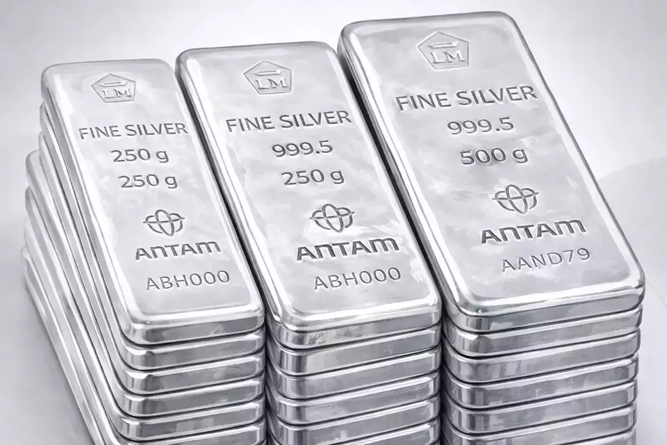 Perak Antam Terkoreksi Tajam, Ikuti Tren Harga Emas Global Hari Ini