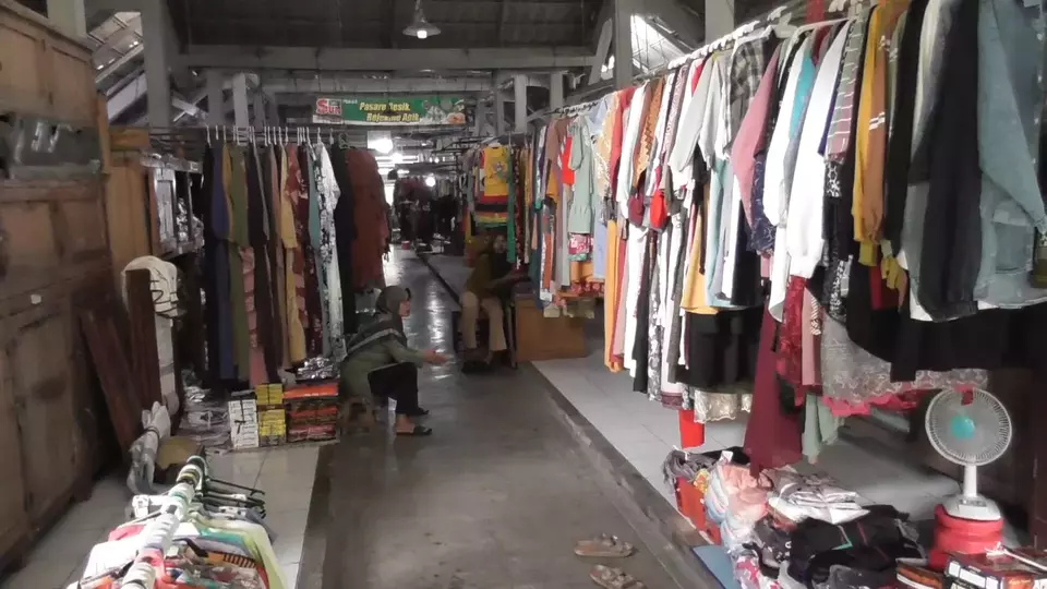 Tren Belanja Digital Pengaruhi Pasar Tradisional Jelang Lebaran: Kios Pakaian di Imogiri Mengalami Penurunan Pengunjung