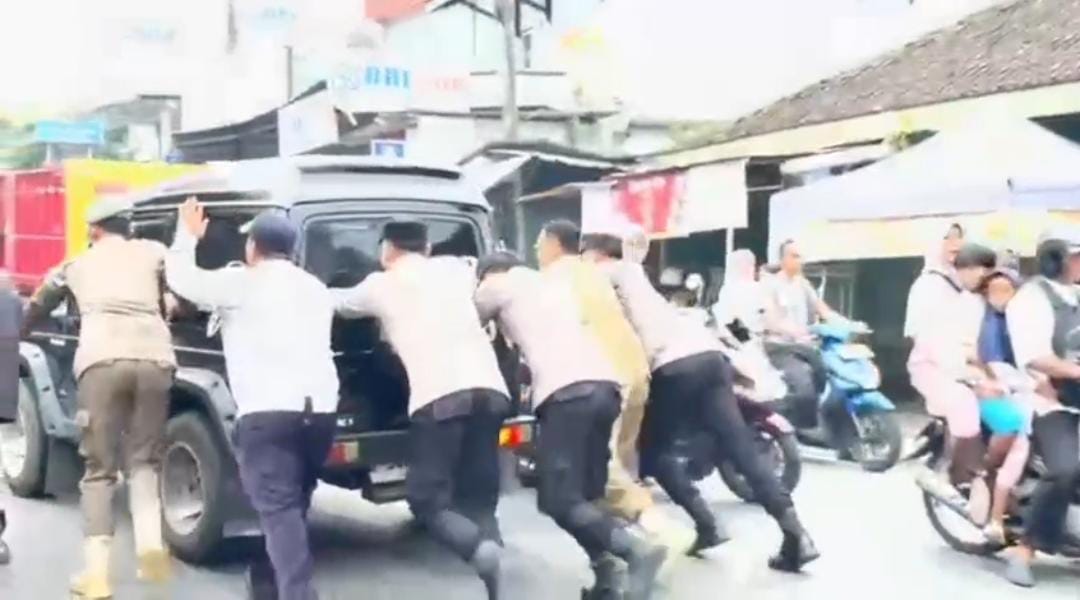 Tak Hanya Mengurai Kemacetan, Polisi Maja Turun Tangan Bantu Evakuasi Kendaraan Mogok Warga