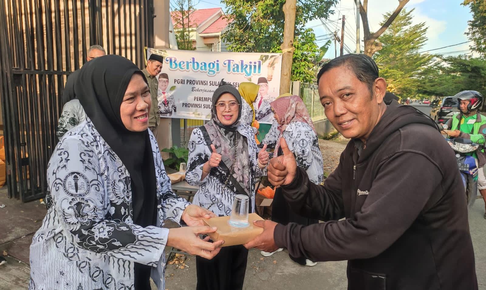 PGRI Sulsel Tebar Kebaikan Ramadhan: Aksi Solidaritas Berbagi Takjil di Jantung Kota Makassar