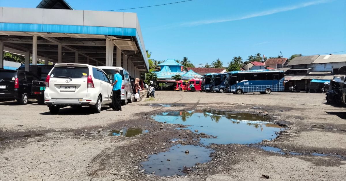 Kondisi Terminal Palabuhanratu Memprihatinkan, Jalan Berlubang dan Dipenuhi Air.