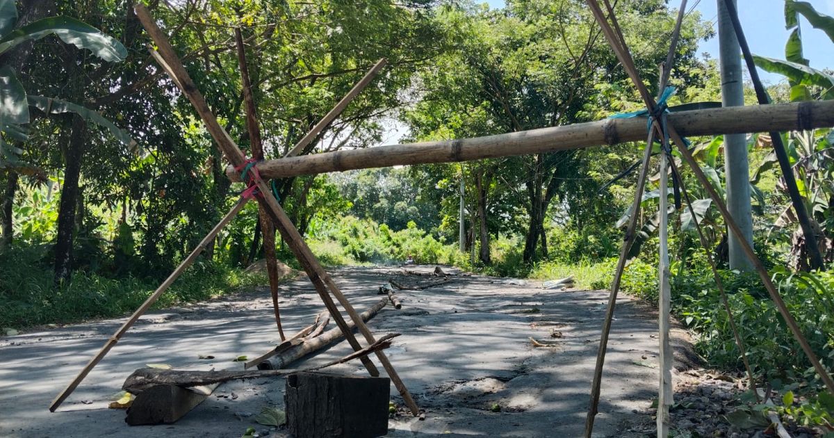 Warga Cisolok Patungan Perbaiki Jalan Rusak Menuju Geyser Cipanas