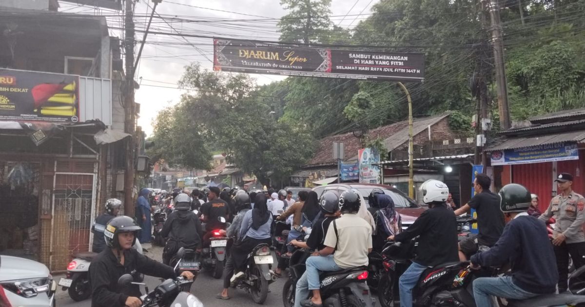 Volume Kendaraan Membludak, Simpang Tiga Bagbagan Macet Jelang Magrib