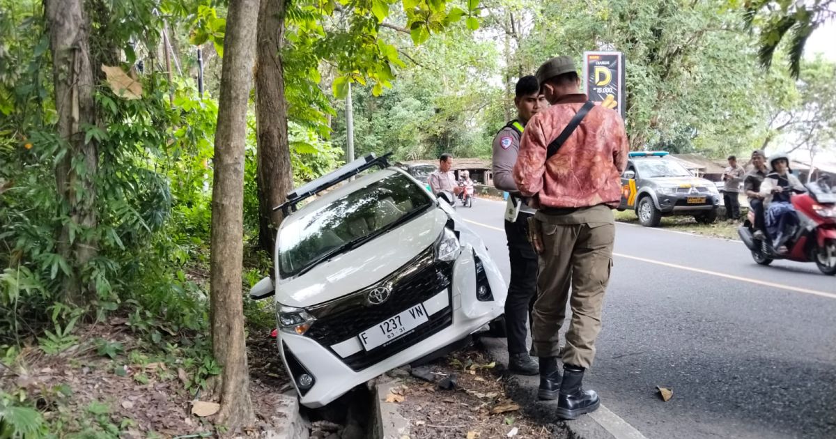 Pemudik Asal Pulo Gadung Hilang Kendali di Sukawayana, Pemotor Terluka.