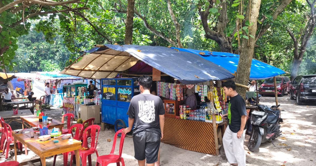 Pantai Tenda Biru Ramai Warung Musiman.