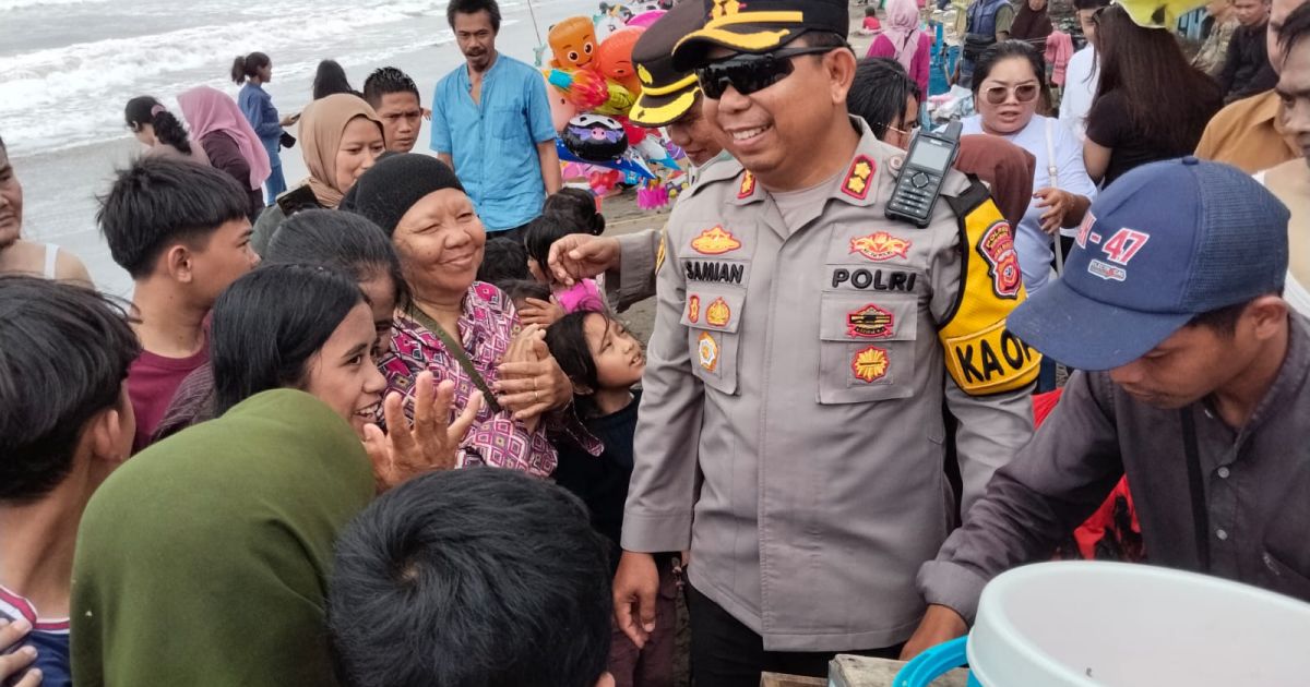 Kapolres Sukabumi Ajak Anak-anak Wisatawan Ceria di Palabuhanratu, Pedagang Es Krim Ikut Kecipratan Rezeki.