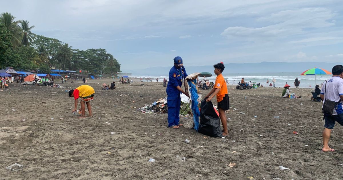 Pantai Karanghawu Kotor Usai Diserbu Wisatawan, Polisi Turun Tangan Bersihkan Sampah.