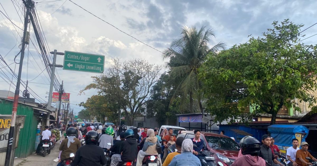 Kepadatan arus kendaraan terjadi di wilayah barat Kabupaten Bogor di momen libur Idul Fitri 1447H/2026.