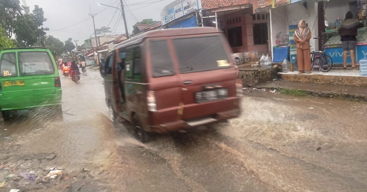 Kondisi jalan Barengkok-Karacak Kecamatan Lewiliang saat Hujan.