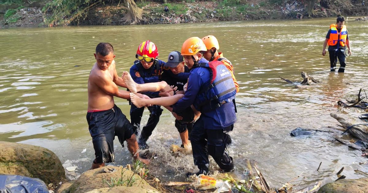 Diduga Terpeleset Saat Menyeberang untuk Memancing, 2 Remaja Hanyut Di kali Ciparigi Satu Di Temukan Tewas