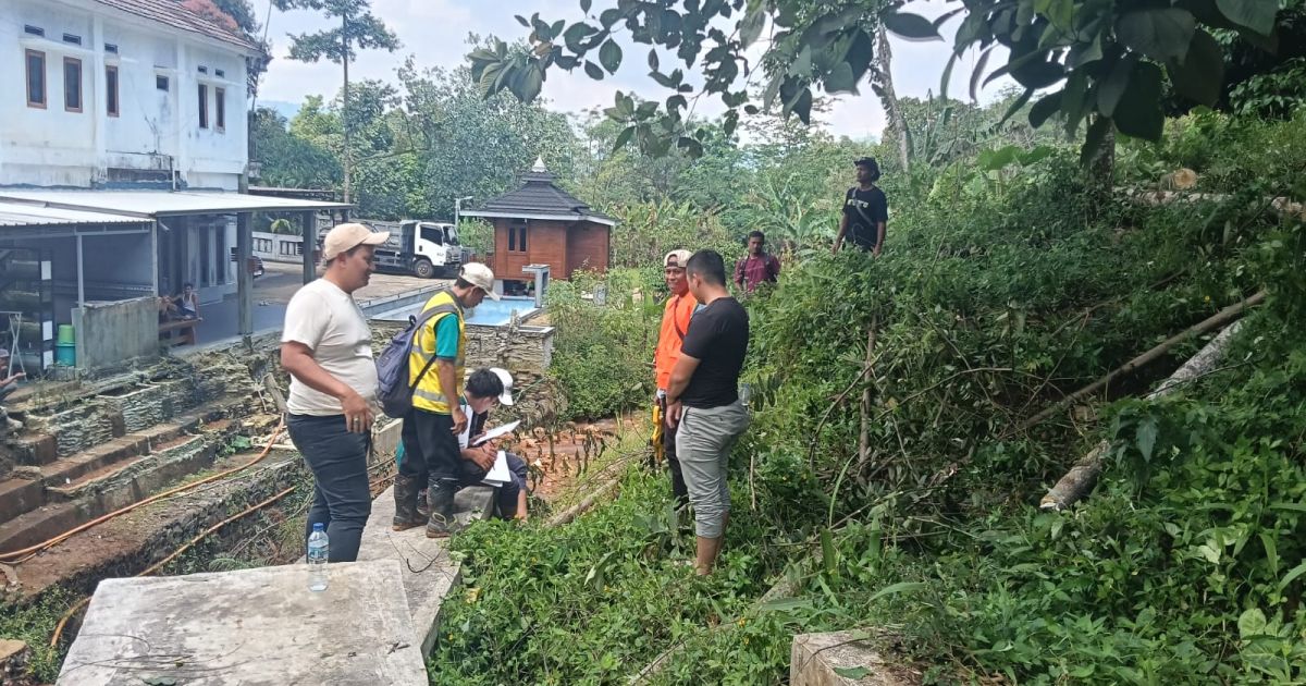 Kepala Unit Pelayanan Teknis Daerah (UPTD) Infrastruktur Irigasi Kelas A Wilayah V Jasinga, Esda Permana Lukman, bersama jajaran turun langsung melakukan peninjauan lapangan.