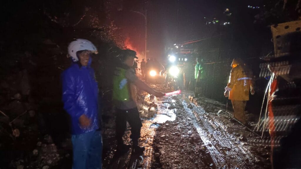 Akses Vital Garut-Pameungpeuk Lumpuh Sementara: Polsek Cihurip Terapkan Sistem Buka Tutup Pasca Longsor di Gunung Gelap