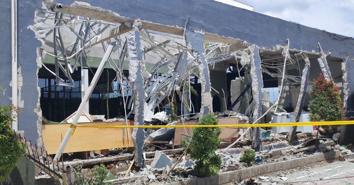 Kapolsek Gunung Putri, Kompol Aulia Robby Kartika Putra, meninjau lokasi ledakan kantin lapangan padel di Desa Ciangsana, Gunung Putri, Kamis dini hari. Polisi masih mendalami penyebab kejadian sambil menunggu hasil uji laboratorium forensik.