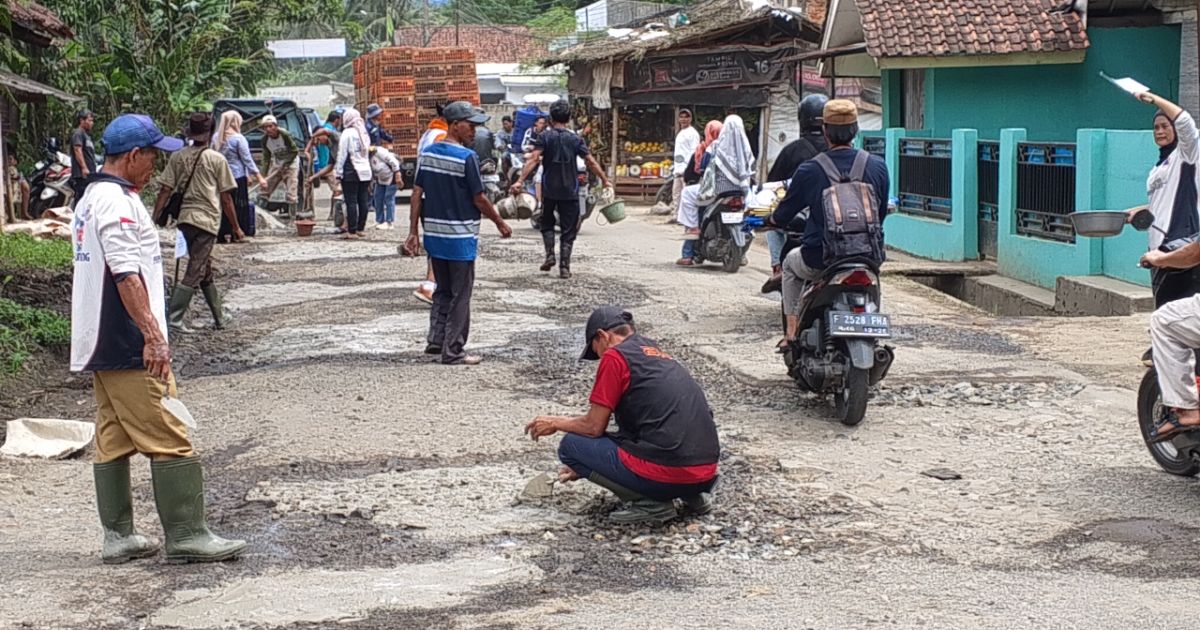 Jalan Rusak Tak Kunjung Diperbaiki, Warga Bogor Barat Galang Dana Swadaya