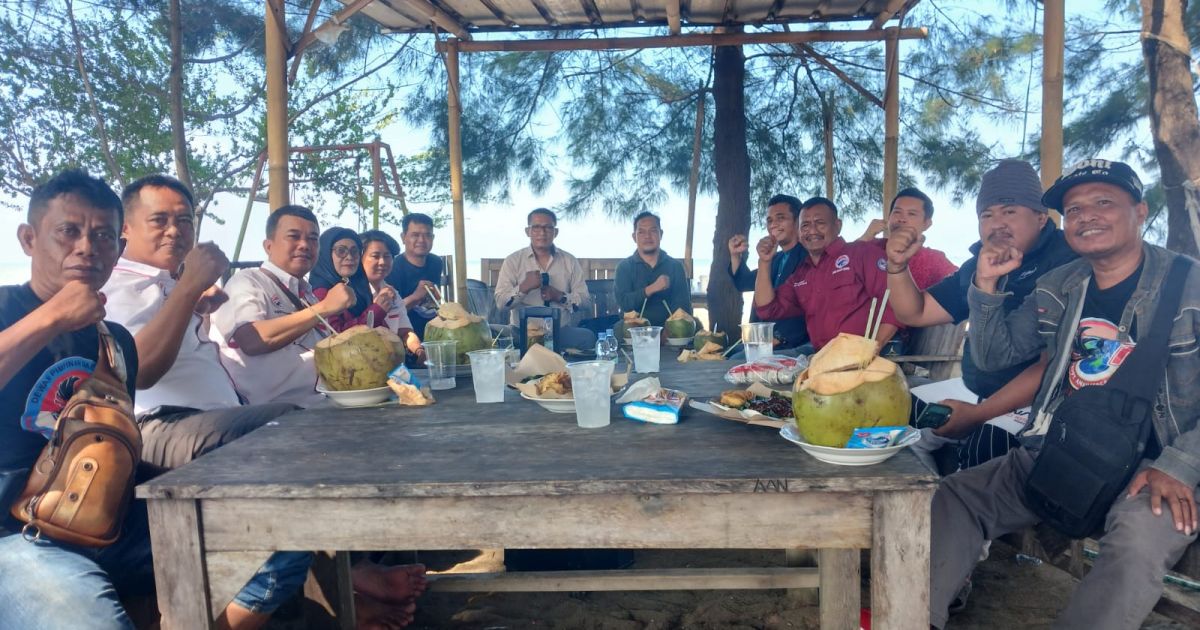 Pererat Silaturahmi, IWOI Indramayu Gelar Halal Bihalal di Pantai Tirta Ayu Balongan.