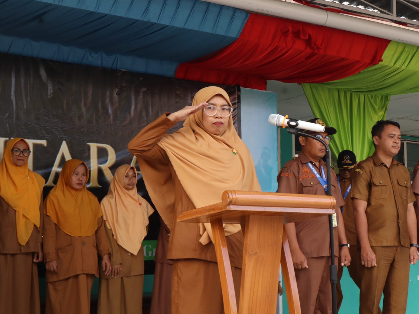 Momentum Estafet Kepemimpinan: SMAN 8 Pinrang Perkuat Fondasi Karakter Melalui Upacara Bendera