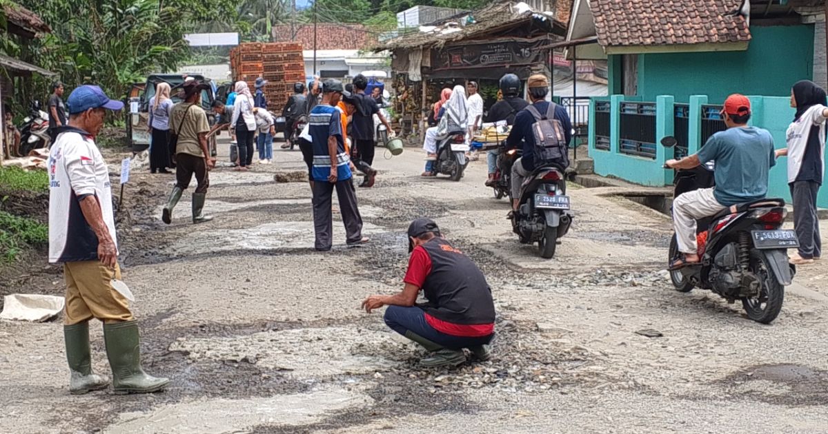 Warga Bogor Barat Tambal Jalan Melalui Aksi Swadaya.