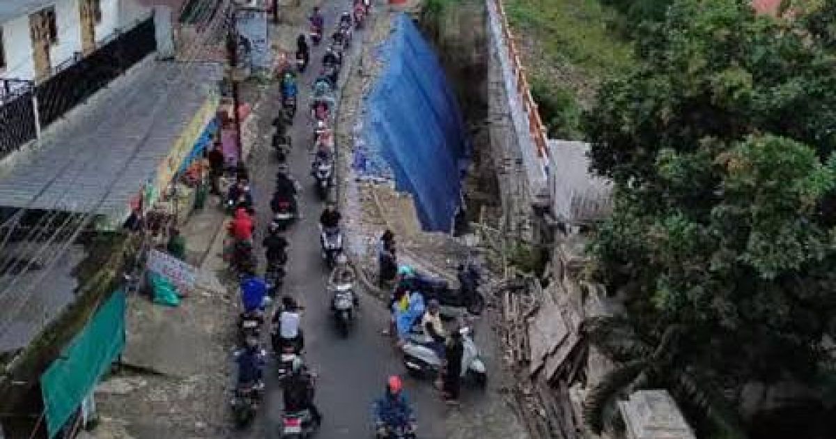 Jalan Raya Cikampak–Bojong Rangkas: Ketika Akses Vital Menjadi Luka Terbuka.