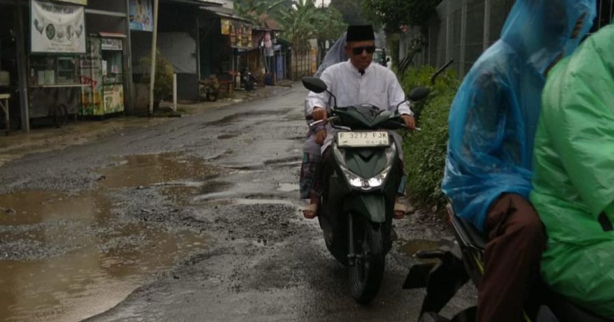 Jalan Rusak dan Berlubang Sepanjang 1,5 Kilometer di Perbatasan Bogor-Tangsel Dikeluhkan Warga dan Dua Kepala Desa.