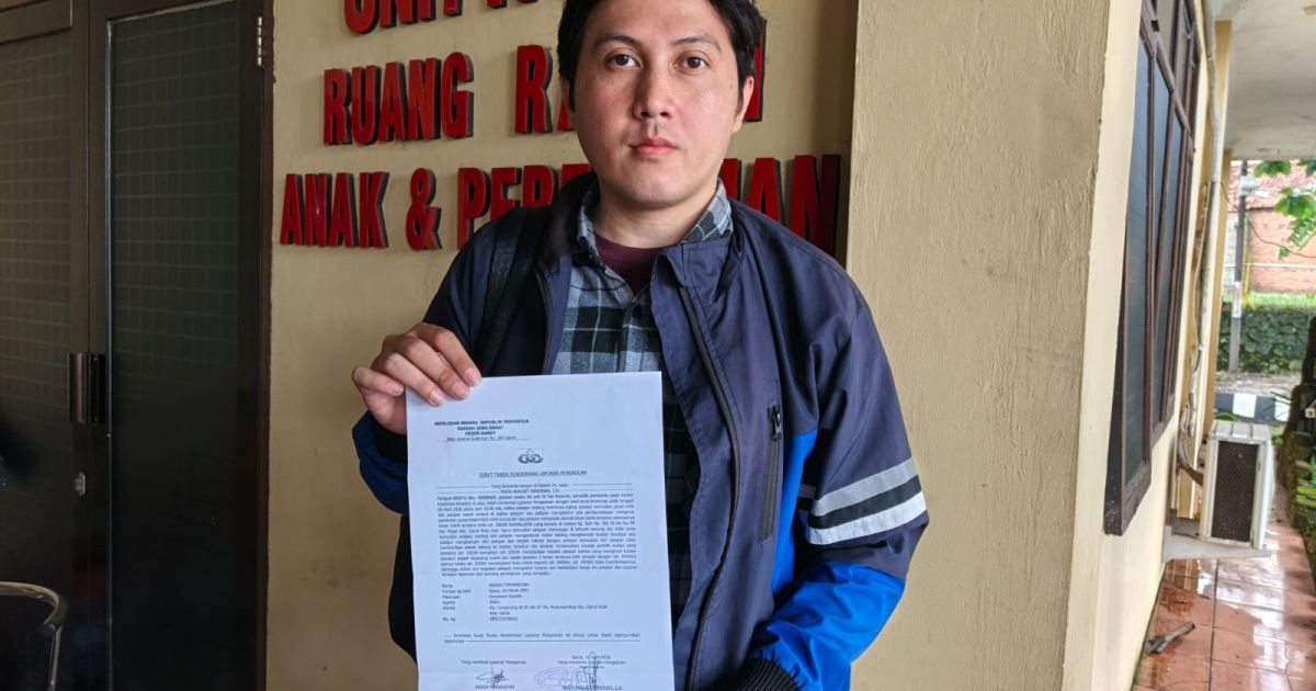 Angga saat Menunjukkan Laporan Pengaduan Dugaan Hubungan Gelap Istrinya dengan Oknum Pegawai Kantor Pos Garut.