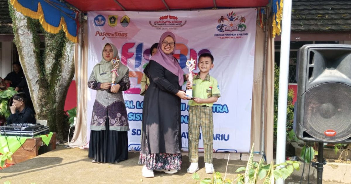 Penyerahan Piala kepada Juara Umum oleh Panitia Pelaksana Kegiatan.