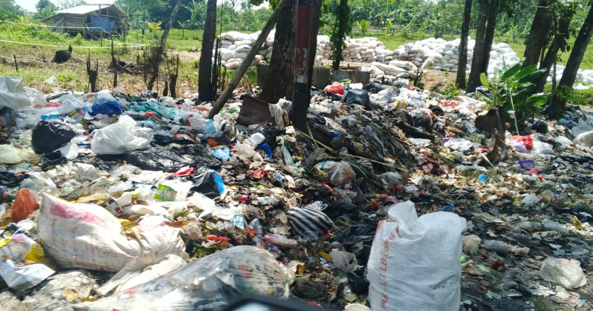 Sampah Menumpuk di Jalan Babakan Jayanti, Warga Keluhkan Bau Menyengat Saat Hujan.