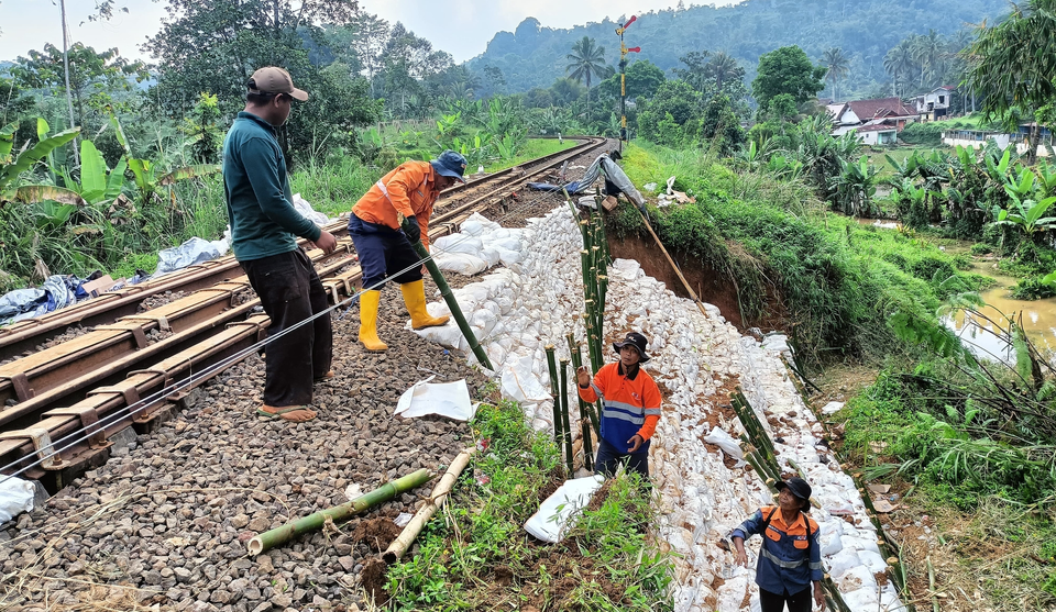 Gempuran Hujan Picu Longsor Susulan, Layanan KA Siliwangi Rute Cianjur-Sukabumi Terganggu Total