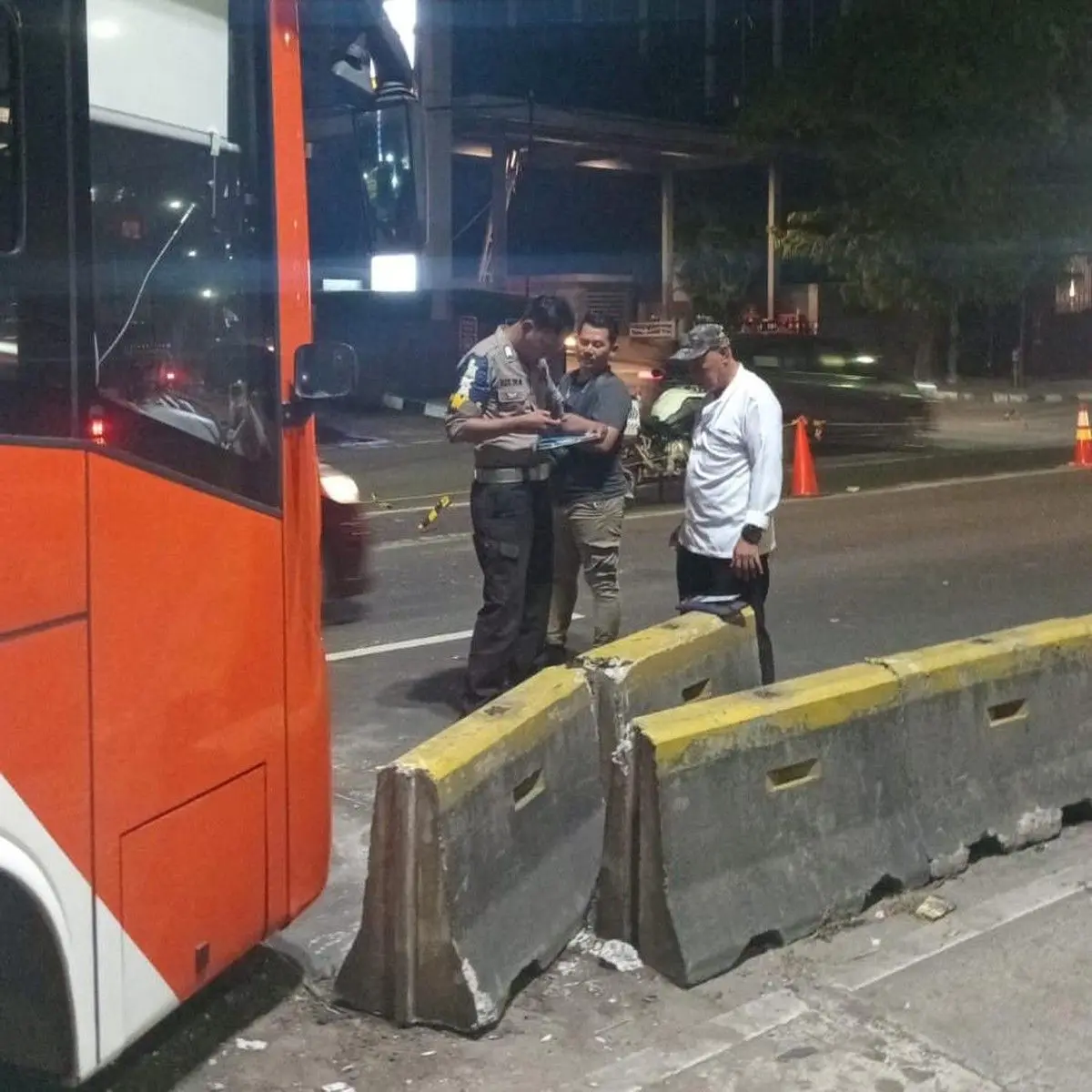 Bus Transjakarta Alami Kecelakaan Tunggal di Rasuna Said, Bodi Ringsek dan Ban Lepas