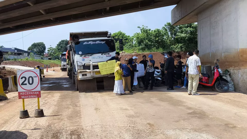 Ganti Rugi Lahan Tol Japek 2 Selatan Mandek, Warga Setu Bekasi Blokade Truk Proyek