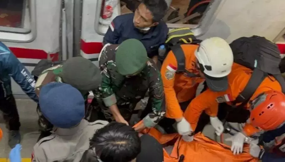 Rincian Detik-Detik Evakuasi Korban Kecelakaan KRL dan KA Argo Bromo Anggrek di Stasiun Bekasi Timur