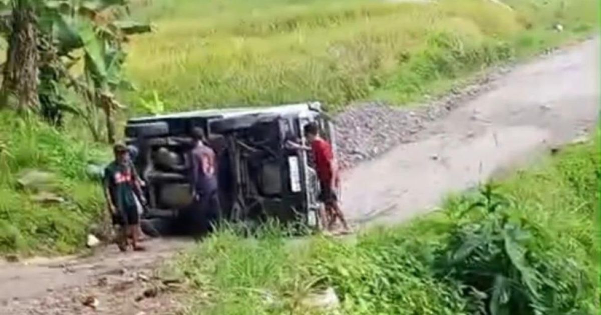 Mobil oleng saat melintasi permukaan licin dan terbalik (Poto Dede Surya)