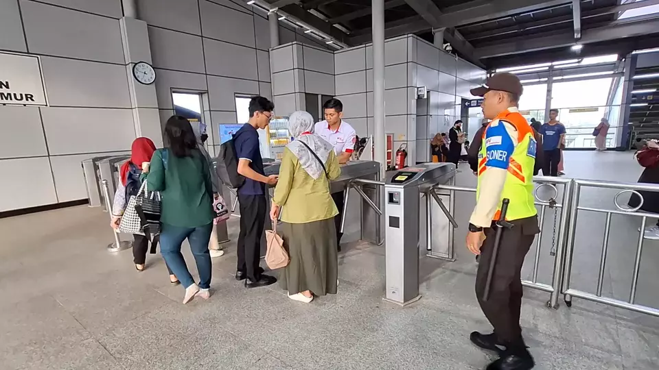 Mengenang Tragedi Kereta: Bunga Duka Hiasi Stasiun Bekasi Timur Saat Aktivitas Kembali Normal