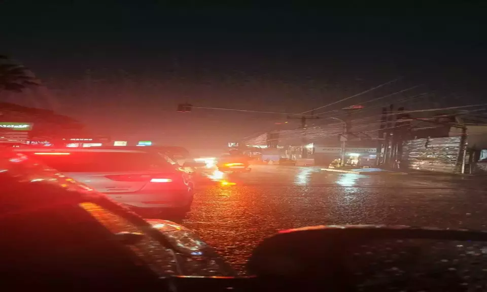 Dampak Banjir dan Angin Kencang: Arus Lalu Lintas di Jalan Raya Sawangan Depok Nyaris Lumpuh