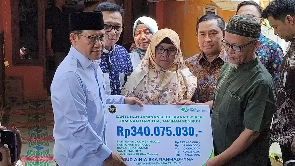 Cak Imin Turun Langsung ke Bekasi, Serahkan Santunan Duka untuk Keluarga Korban Tragedi Adu Banteng KA