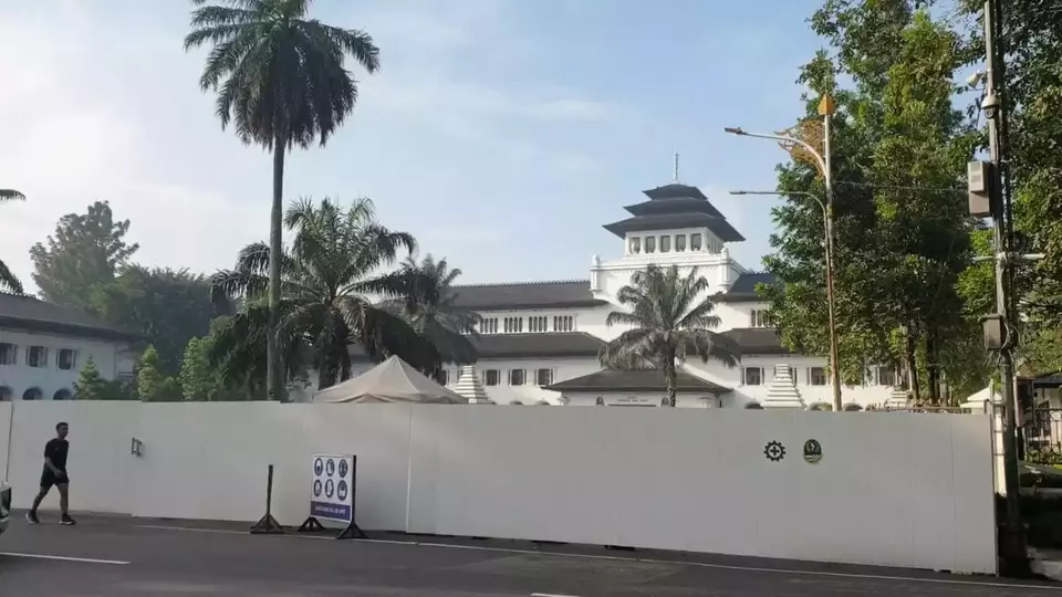 Kontras Peringatan Hari Buruh di Bandung: Monas Dikunjungi, Gedung Sate Terlihat Sepi dan Terpagari