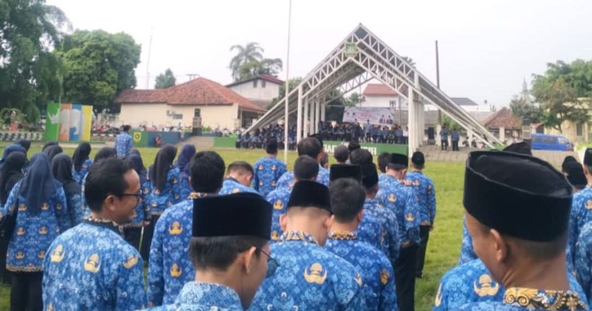 Plt Camat Cariu Pimpin Upacara Hardiknas 2026 di Lapangan Badak Putih