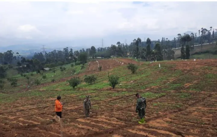 Pemerintah Kecamatan Pangalengan Pantau Retakan Tanah di Cibitung, Warga Diimbau Tetap Tenang