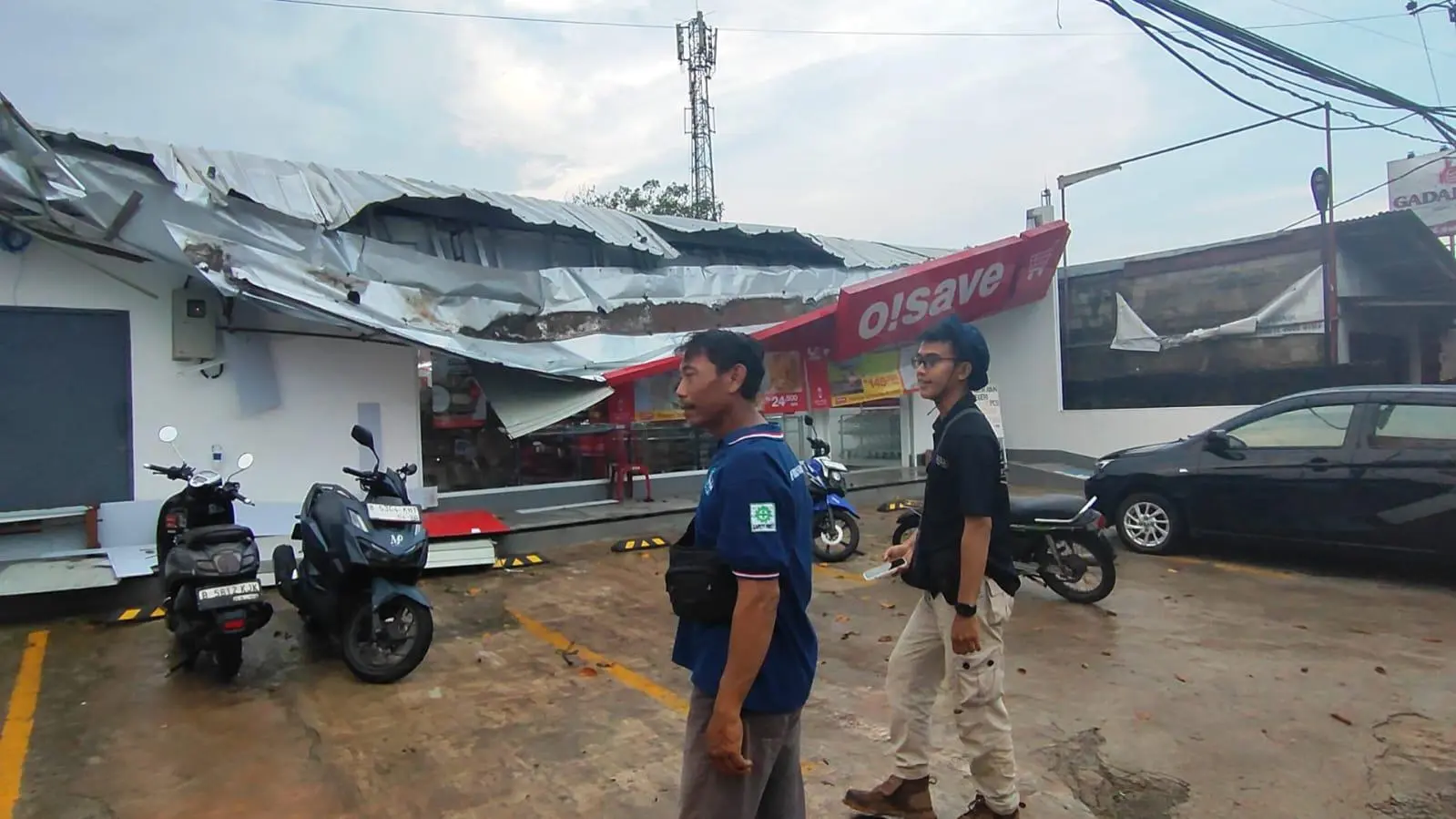 Hujan Es dan Angin Kencang Robohkan Atap Minimarket di Bojong Kulur